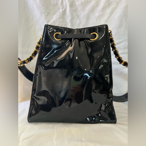 ✨Authentic Chanel Vintage Drawstring CC Bucket Patent Leather Bag✨ - Picture 4 of 16